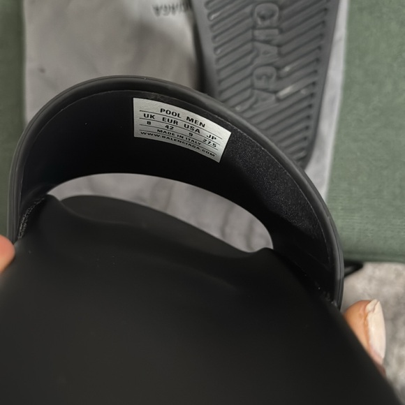 Too small - Picture 3 of 3